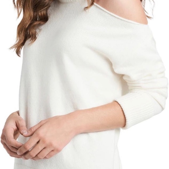 1.State cutout shoulder turtleneck sweater in L color antique white - Picture 2 of 3